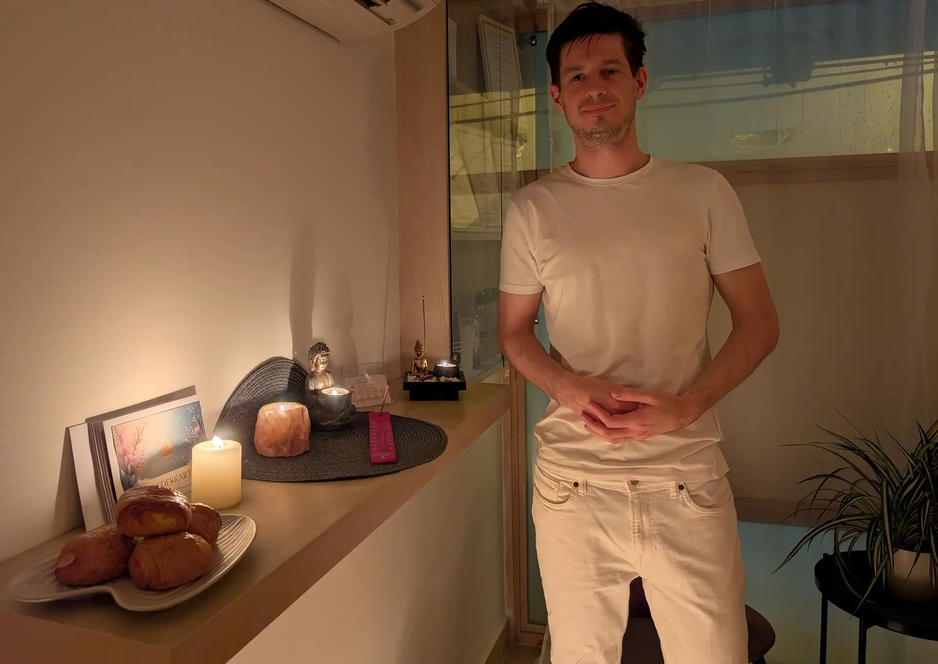 Professzionális masszőr a Pura Flow szalonban