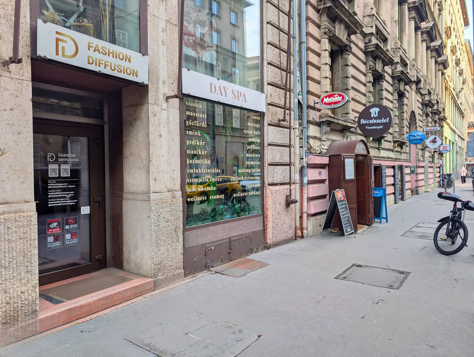 Fashion Diffusion Day Spa és Puraflow Masszázs utcai bejárata Budapesten az Üllői úton, a Bécsiszelet étterem mellett.
