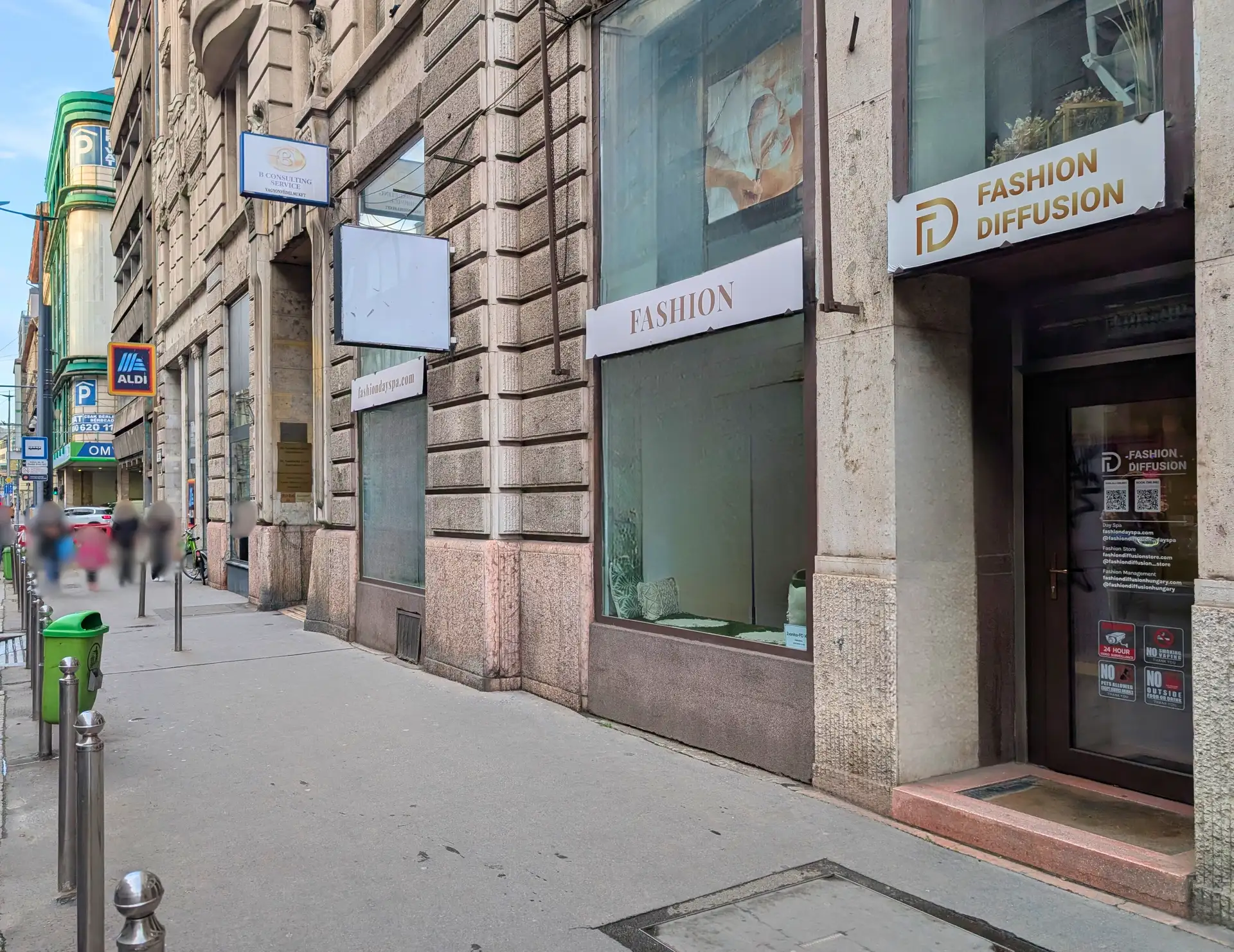 Utcakép a szalon előtt az Üllői úton, háttérben az Aldi tábla – tájékozódási pont a Kálvin tér irányából.